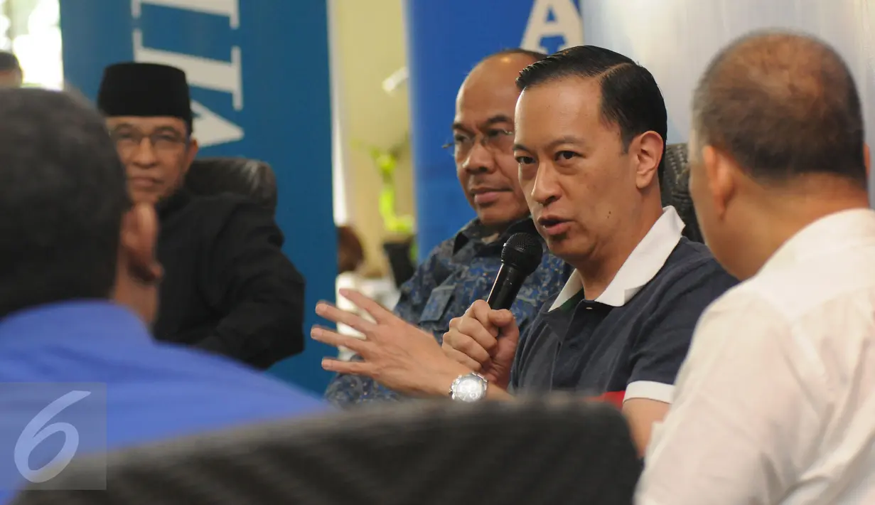 Menteri Perdagangan, Thomas T Lembong (kedua kanan) memberikan pernyataan saat diskusi di Jakarta, Sabtu (18/6). Diskusi membahas Rantai Pasok Pangan Membelit Harga. (Liputan6.com/Helmi Fithriansyah)