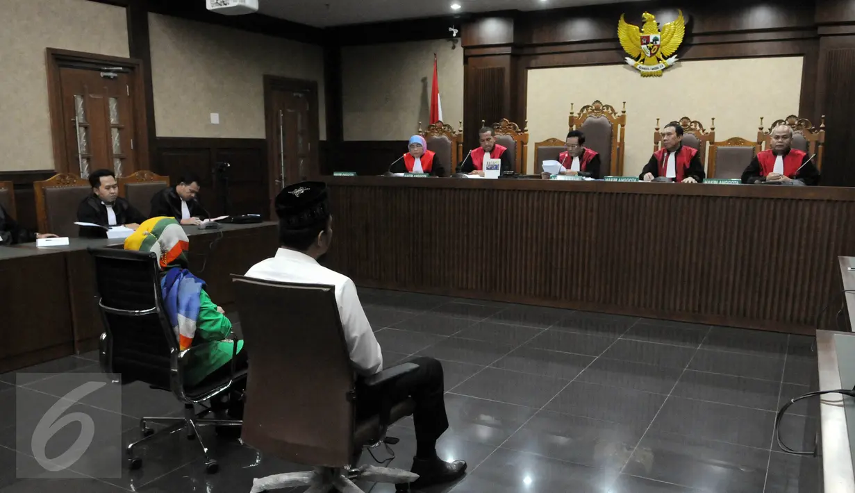 Terdakwa kasus suap proyek pembangkit listrik di Kabupaten Deiyai, Papua, Dewie Yasin Limpo dan beserta staf ahlinya, Bambang Wahyuhadi menjalani sidang pembacaan putusan di Pengadilan Tipikor, Jakarta, Senin (13/6). (Liputan6.com/Helmi Afandi)