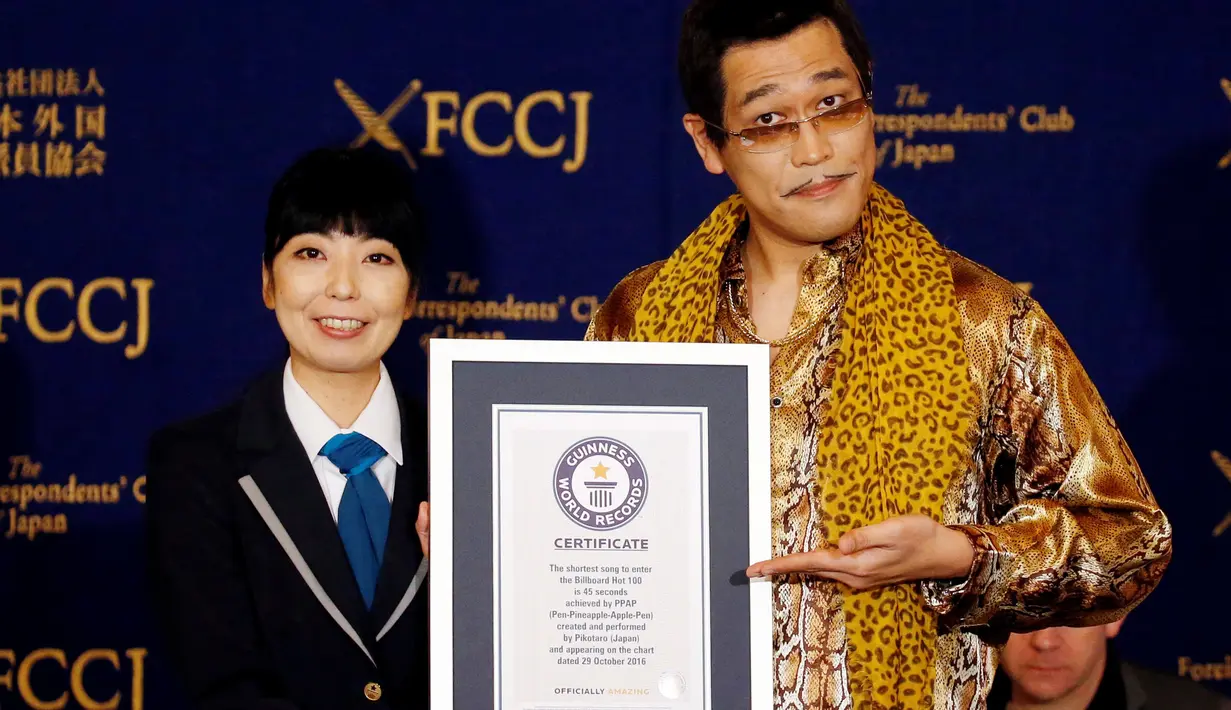 Penyanyi dan penulis lagu asal Jepang, Piko Taro menunjukan sertifikat dari Guinness World Records di Club of Japan, Tokyo (28/10).  Pikotaro meraih Guinness World Records untuk lagu terpendek yang masuk di Billboard Hot 100. (Reuters/Issei Kato)