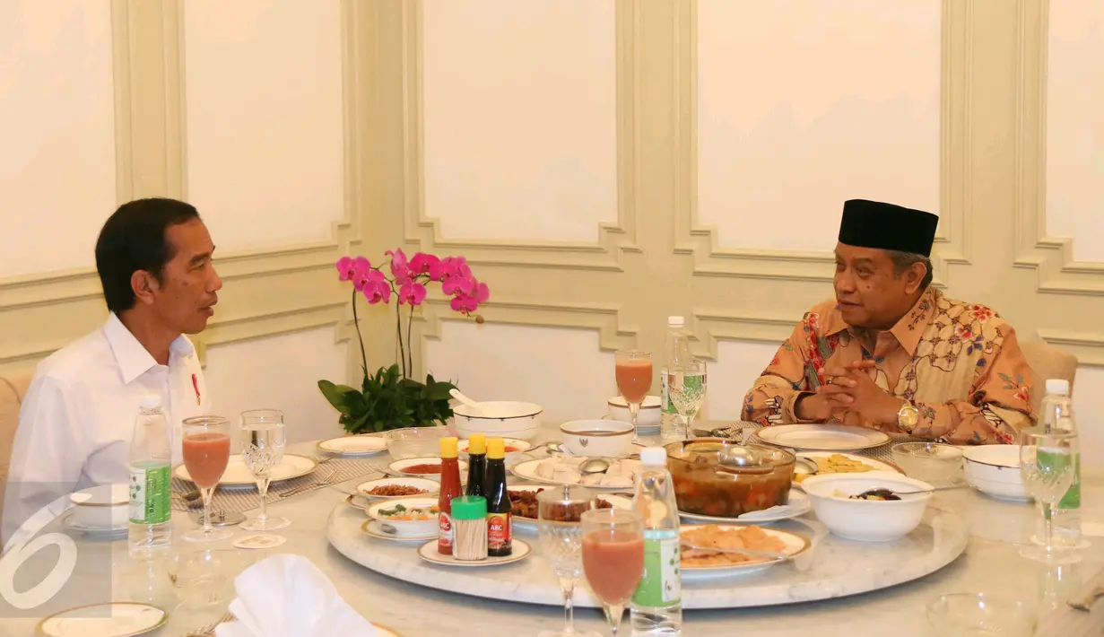 Presiden Joko Widodo berbincang dengan Ketum PBNU, Said Aqil Siradj di Istana Merdeka, Jakarta, Rabu (11/1). Pertemuan ini masih dalam rangka silaturahim kebangsaan yang dilakukan Presiden sejak akhir 2016 lalu. (Liputan6.com/Angga Yuniar)