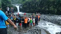 Evakuasi jenazah mahasiswa Purwokerto yang tenggelam di curug Bayan, Baturraden, Banyumas, Minggu, (2/12/2018). (Foto: Liputan6.com/Tagana Banyumas/Muhamad Ridlo)