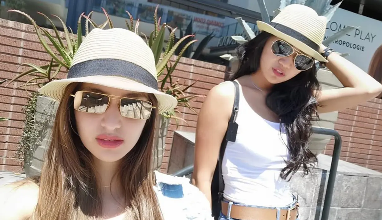 Nia dan Theresa sama-sama mengenakan topi dan kacamata hitam. Mereka lebih terlihat sebagai kakak  adik dan sama-sama cantik ya. (Liputan6.com/IG/@ramadhaniabakrie)