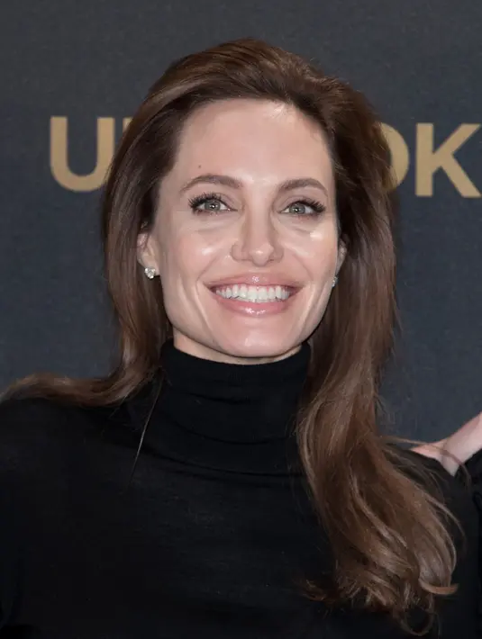 Wajah Jolie tak nampak jelas dalam poster yang dominan berwarna kuning tersebut, hanya rambut pirang Jolie yang terurai, seakan-akan menggambarkan kekalutan hatinya. (Bintang/EPA)