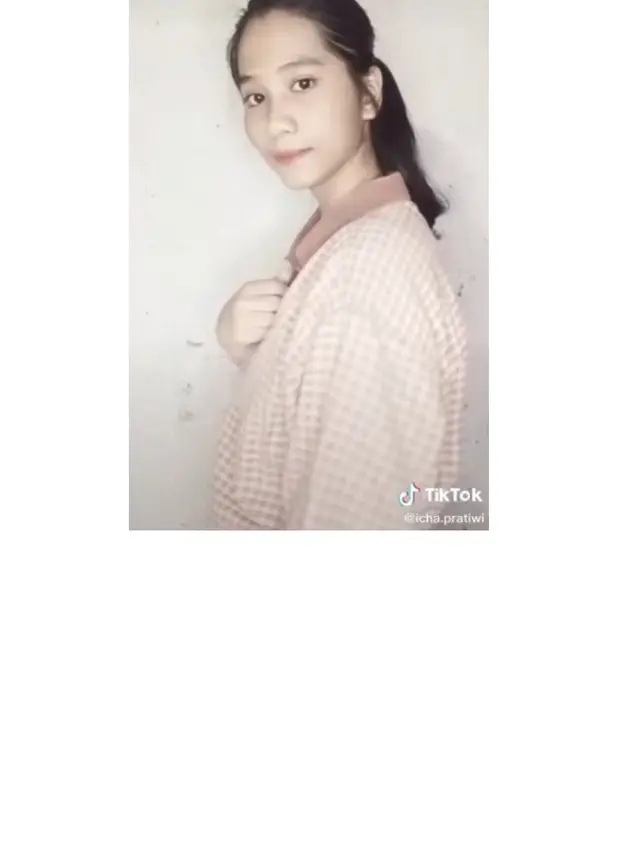 7 Gaya Icha Pratiwi Foto Ala 90-an, Artis TikTok yang Disebut Mirip Nagita Slavina