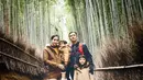 Keluarga sebritis yang satu ini dikenal dengan hobi jalan-jalan mereka. Menemani sang buah hati liburan ke Arashiyama Bamboo Forest. Kompak banget ya pakaian mereka.(Liputan6.com/IG/fannyfabriana)