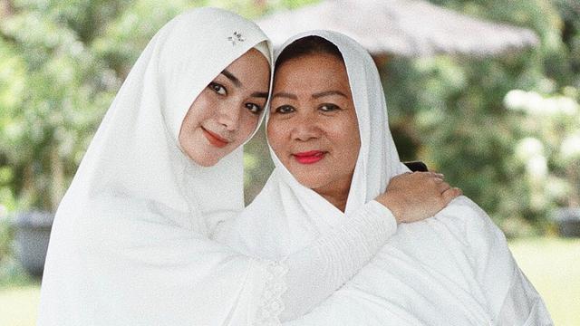 Jarang Tersorot, Ini 6 Momen Kebersamaan Citra Kirana dan Ibunda