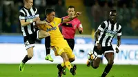 Striker Juventus, Paulo Dybala, berusaha melewati gelandang Udinese, Jakub Jankto, pada laga Serie A Italia di Stadion Friuli, Udine, Minggu (22/10/2017). Udinese kalah 2-6 dari Juventus. (AP/Alberto Lancia)