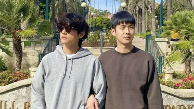 V BTS dan Choi Woo Shik. (Foto via Soompi)