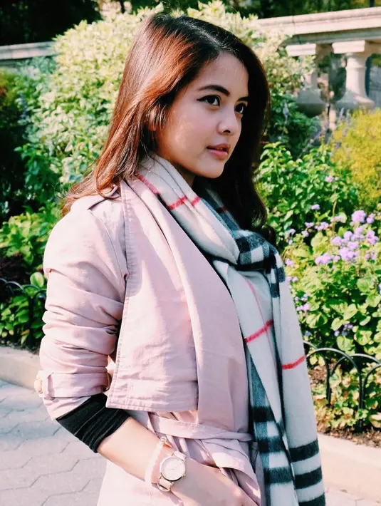 Tampilan Tasya dengan baju hangatnya selalu menarik untuk diperhatikan. Apalagi untuk ditiru. Seperti ini misalnya, Tasya dengan baju hangatnya yang berwarna pink memadukannya dengan scarf kotak-kotak. (Instagram/tasyakamila)