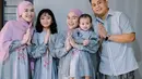 Ayu Ting Ting dan putrinya Bilqis tampil kompak mengenakan gamis warna abu-abu dengan motif bunga di bagian depan. [@ayutingting92]