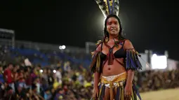 Seorang wanita berpose selama parade Adat Kecantikan Internasional dalam Olimpiade bagi masyarakat adat dunia di,Palmas, Brasil, Sabtu (24/10/2015).  Ini merupakan acara adat pertama yang diselenggarakan secara Internasional. (REUTERS/Ueslei Marcelino)