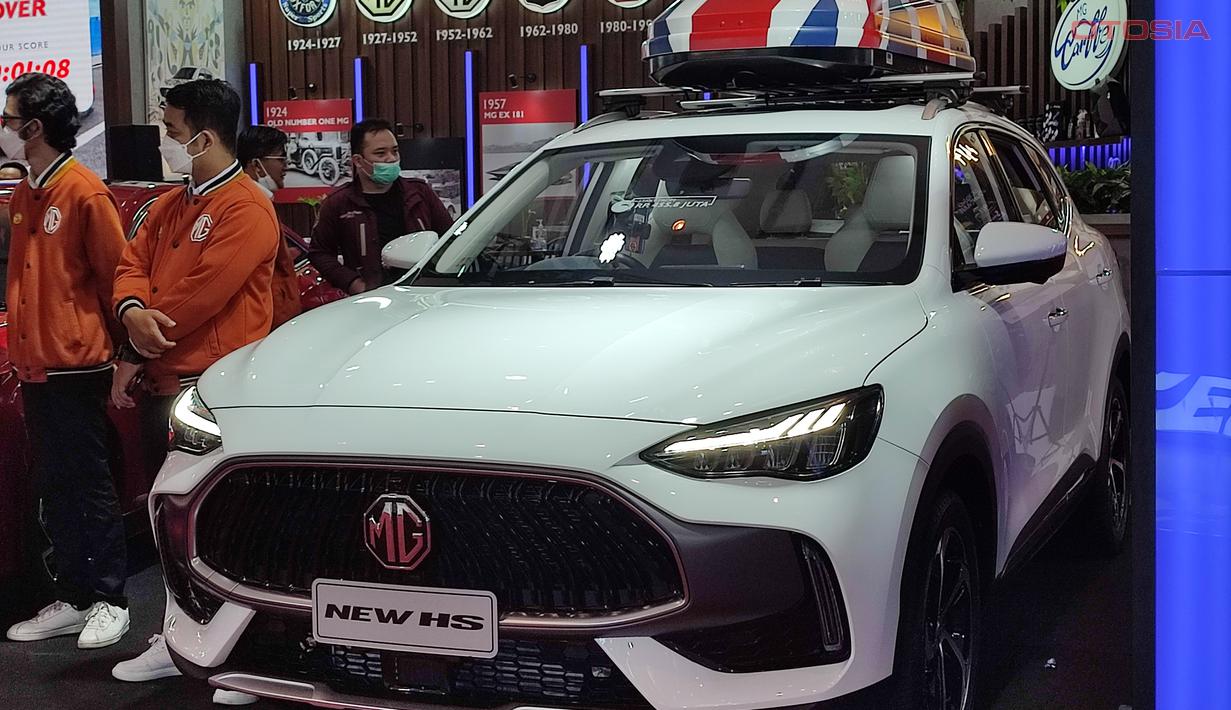 <p>New MG HS hadir sebagai mobil keluarga dalam wujud SUV yang pastinya juga memberikan tampilan terbaiknya di booth Morris Garage. Tampilan yang gagah dengan wajah yang sangat garang yang lengkap dengan lampu LED membuat mobil ini terlihat menarik perhatian pengunjung yang lewat baik untuk sekedar melihat-lihat atau menjajal interiornya yang memiliki teknologi pintar.</p>
