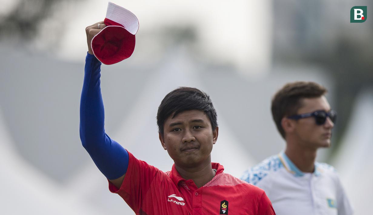Pemanah putra Indonesia, Riau Ega, saat berlaga pada nomor recurve men's individual Asian Games di Lapangan Panahan, Senayan, Jakarta, Selasa (28/8/2018). Riau Ega mendapat medali perunggu. (Bola.com/Vitalis Yogi Trisna)