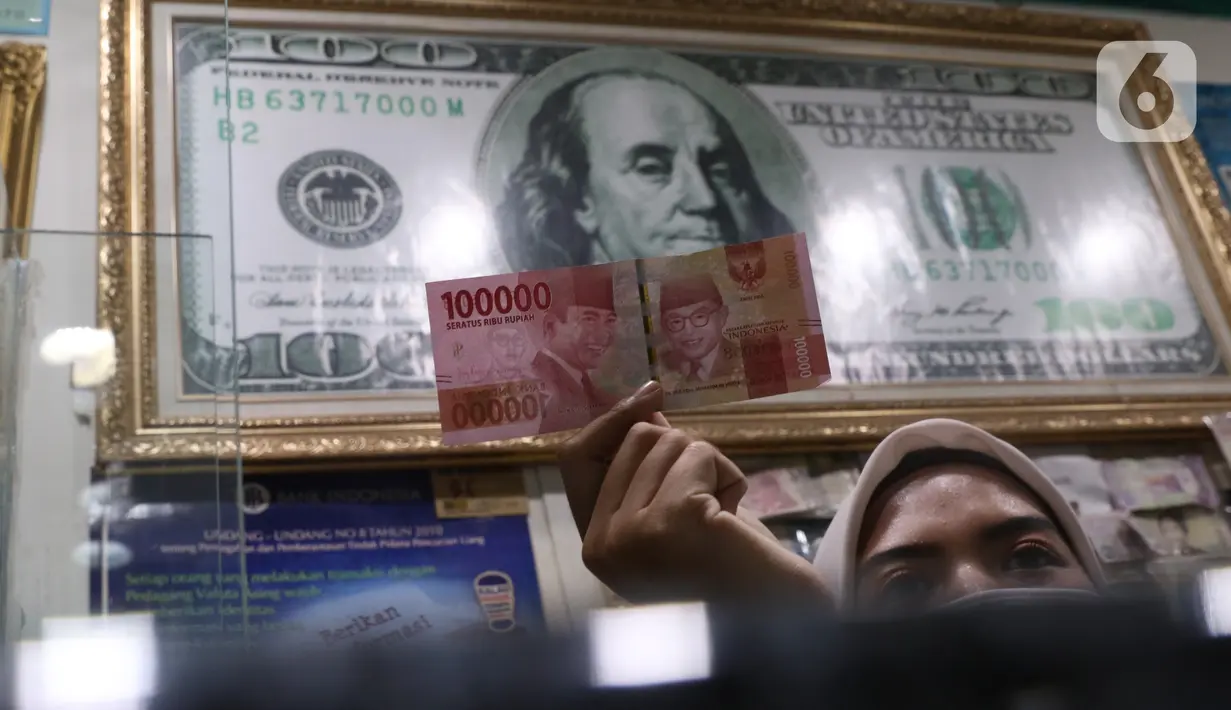 Teller menunjukkan uang rupiah di money changer, Jakarta, Rabu (9/9/2020). US$ 1 dibanderol Rp 14.780/US$ di pasar spot. Rupiah melemah 0,14% dibandingkan dengan penutupan perdagangan kemarin. (Liputan6.com/Angga Yuniar)