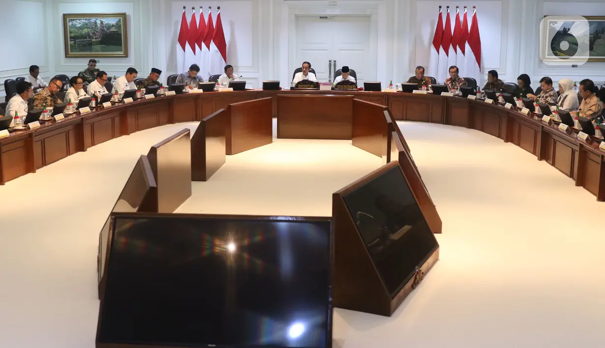 Presiden Jokowi didampingi Wakil Presiden Ma'ruf Amin memimpin rapat terbatas (ratas) di Kantor Presiden, Jakarta, Rabu (30/10/2019). Rapat terbatas perdana dengan jajaran menteri Kabinet Indonesia Maju itu membahas Penyampaian Program dan Kegiatan di Bidang Perekonomian. (Liputan6.com/Angga Yuniar)