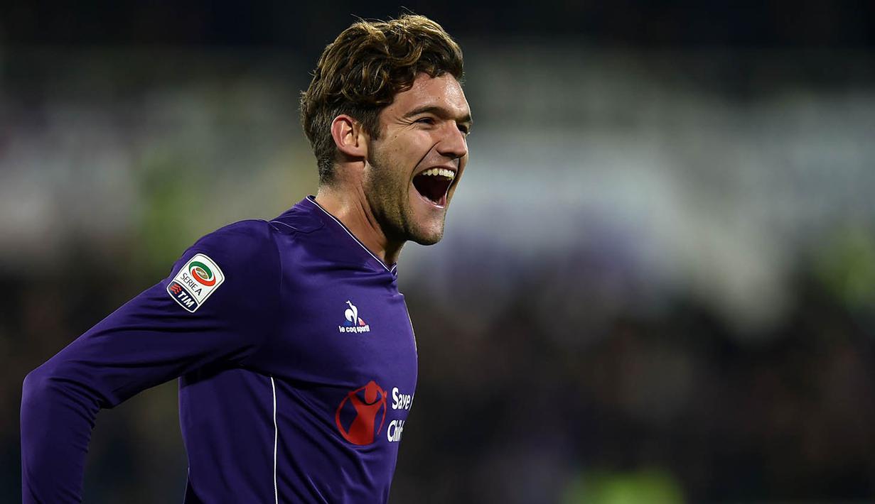 3. Marcos Alonso, Marca melaporkan jika Chelsea tertarik mendatangkan bek kiri Fiorentina ini untuk jadi pelapis Cesar Azpilicueta. Guna merealisasikannya The Blues diprediksi harus menyiapkan dana sebesar 25 juta pounds. (AFP/Alberto Pizzoli)
