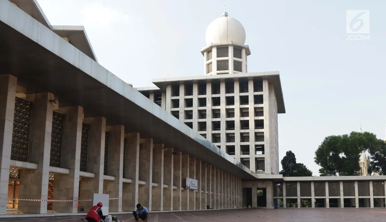 Pekerja beraktivitas membersihkan bagian lantai Masjid Istiqlal, Jakarta, Selasa (18/6/2019). Pemerintah merenovasi dan memperbaiki struktur bangunan Masjid Istiqlal yang merupakan salahsatu cagar budaya dengan anggaran sebesar Rp465 miliar. (Liputan6.com/Helmi Fithriansyah)