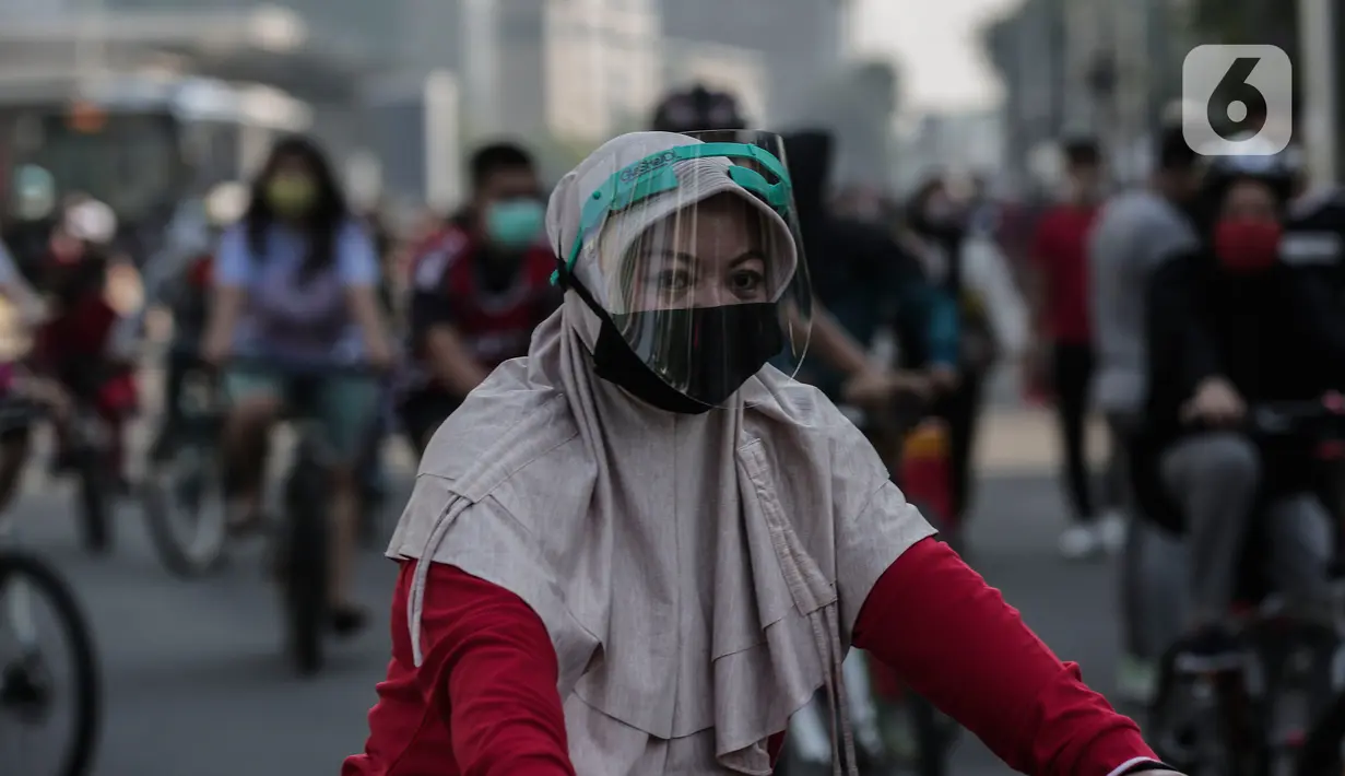Warga berolahraga di area Car Free Day (CFD) kawasan MH Thamrin, Jakarta, Minggu (21/6/2020). Kegiatan hari bebas kendaraan bermotor atau CFD Jakarta kembali dibuka pada Minggu (21/6) ini diiringi dengan sejumlah protokol kesehatan. (Liputan6.com/Johan Tallo)