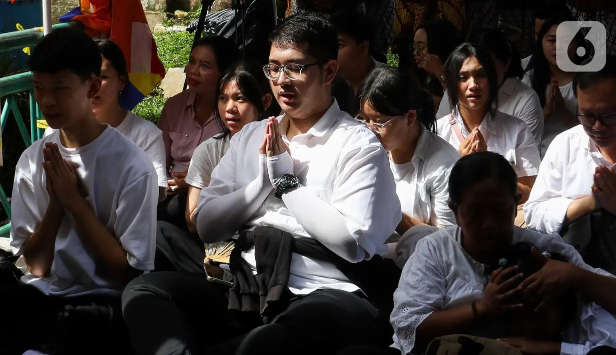 Hari ini, Senin (12/5/2025), ratusan umat Buddha memperingati Perayaan Tri Suci Waisak 2569 BE di Wihara Arya Dwipa Arama, Taman Mini Indonesia Indah (TMII), Jakarta. (Liputan6.com/Herman Zakharia)