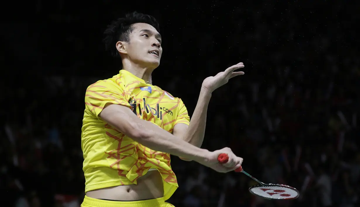 Tunggal putra Indonesia, Jonatan Christie, melakukan smash saat melawan tunggal China pada Indonesia Masters 2019 di Istora Senayan, Jakarta, Kamis (24/1). Jonatan lolos ke perempat final. (Bola.com/M. Iqbal Ichsan)