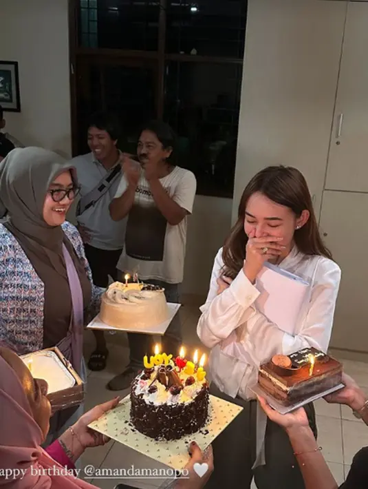 Tak hanya satu kue, Amanda mendapatkan 4 kue ulang tahun. Momen ketika Amanda Manopo bersiap meniup lilin sembari masih memegang script sinetronnya. Dalam jepretan ini, Amanda terlihat tak menyangka mendapatkan kejutan ulang tahun. Tak hanya Amanda, pemain dan kru juga turut merasakan bahagia karena bisa memberikan kejutan untuk Amanda. (Liputan6.com/IG/@salshabillaadr)
