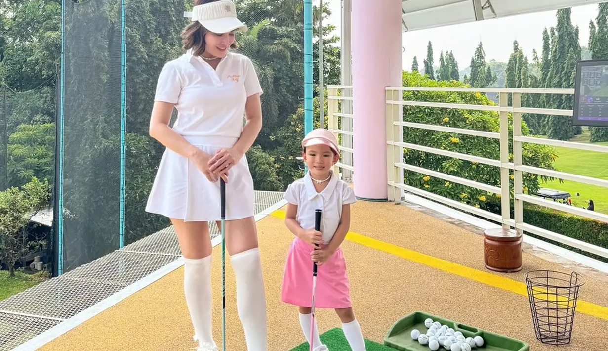 Dalam keterangan unggahan, Shandy Aulia menuliskan jika momen tersebut merupakan hari pertama Claire belajar main golf. Gadis kecil kelahiran 12 Februari 2020 itu tampil cantik dan menggemaskan katika mengikuti pelajaran golf. (Liputan6.com/IG/@shandyaulia)