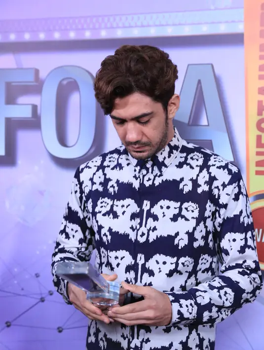 Berbagai karakter telah diperankan oleh sosok Reza, termasuk memerankan tokoh BJ Habibie di film Habibie & Ainun. Penghargaan yang dipersembahkan untuk awak media ini, Reza menganggap sebagai bonus jerih payahnya selama ini. (Adrian Putra/Bintang.com)