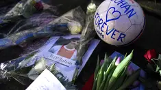 Ucapan berduka dari warga atas kepergian legenda sepak bola dunia Johan Cruyff di rumah keluarga Johan Cruyff di Amsterdam, Belanda. Johan Cruyff, meninggal dunia pada hari Kamis (24/3/2016). (AFP/Franck Fife)