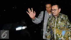 Menteri ESDM, Sudirman Said tiba di KPK untuk menjalani pemeriksaan, Jakarta, Jumat (13/11). Sudirman Said diperiksa sebagai saksi dalam kasus suap proyek pembangkit listrik mikro hidro di Kabupaten Deiyai, Papua. (Liputan6.com/Helmi Afandi)