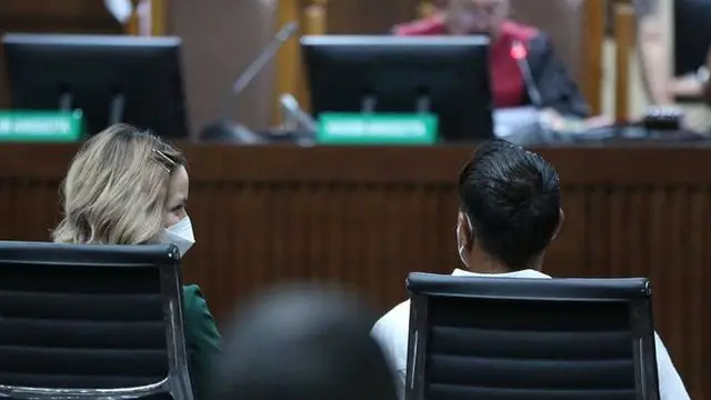 Divonis 1 Tahun Penjara, Ini 6 Potret Nia Ramadhani dan Ardi Bakrie Saling Menguatkan