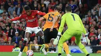 Striker Manchester United Marcus Rashford&nbsp;mencoba melewati bek Wolverhampton Wanderers Craig Dawson dan kiper Jose Sa dalam pertandingan Liga Inggris di Old Trafford, Selasa (15/8/2023). (Lindsey Parnaby / AFP)