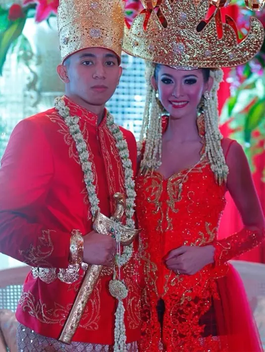 Setelah saling berkenalan, pemeran Poppy Bunga dan Riphat bertukar nomor telepon. Setelah itu Rifat sering menanyakan kabar lewat pesan singkat. (dok. Pribadi/Bintang.com)