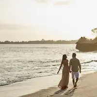 Ilustrasi orang bersantai di tetpi pantai saat staycation. (Foto: Dokumen/Raffles Bali)