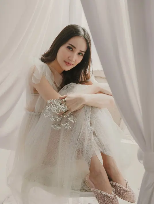 Meski begitu, gaya penampilan Bella Aprilia saat menggunakan gaun di beberapa pemotretan membuatnya terlihat semakin menawan. Tak sedikit pula netizen yang memuji pesona dari wanita kelahiran 10 April 1997 ini. (Liputan6.com/IG/@bellaapriliasant)