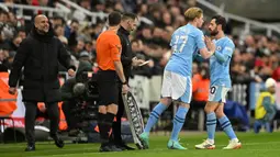 Pemain Manchester City, Kevin De Bruyne (kedua kanan) masuk menggantikan Bernardo Silva saat laga lanjutan Liga Inggris 2023/2024 melawan Newcastle United di St James' Park, Newcastle, Inggris, Minggu (14/01/2024) dini hari WIB. (AFP/Oli Scarff)