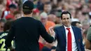 Pelatih Arsenal Unai Emery (kanan) berjabat tangan dengan Manajer Liverpool Jurgen Klopp usai bertanding dalam Liga Inggris di Stadion Anfield, Liverpool, Inggris, Sabtu (24/8/2019). Liverpool menang 3-1 dan kukuh di puncak klasemen sementara. (AP Photo/ Rui Vieira)