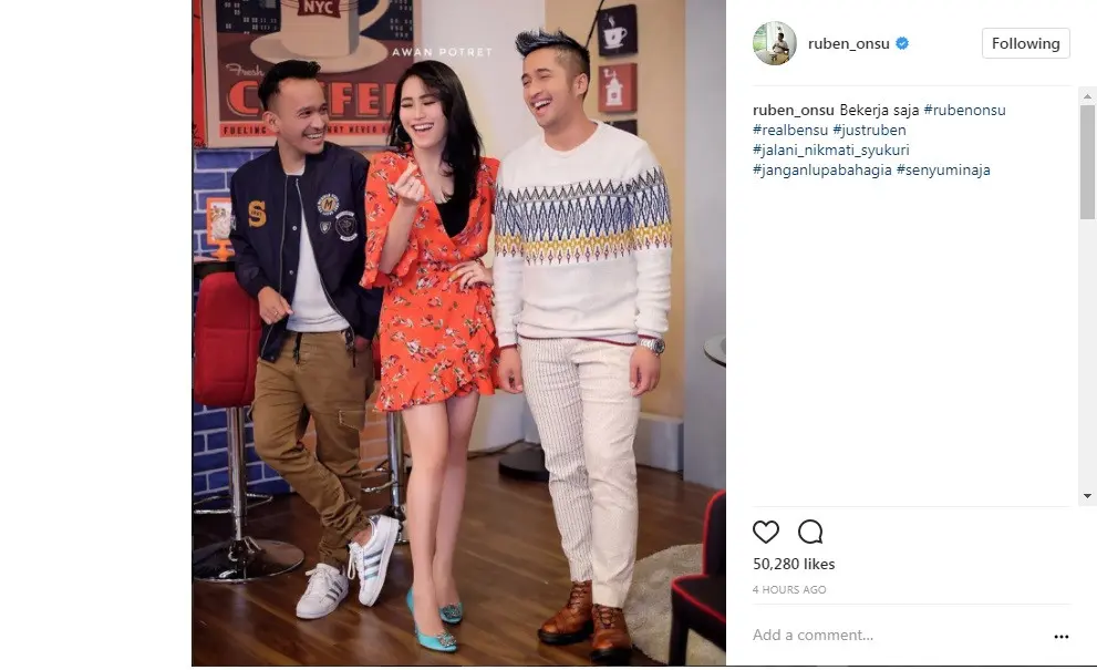 Ayu Ting Ting kenakan baju pendek saat tampil sebagai bintang tamu (Foto: Instagram)