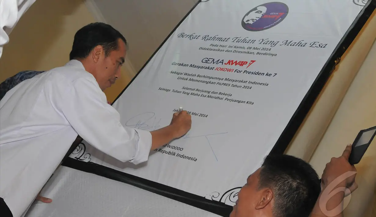 Jokowi menandatangi deklarasi berdirinya Gerakan Masyarakat mendukung Jokowi sebagai presiden ke-7 atau Gema JKW4P-7, Menteng, Jakarta Pusat, Kamis (8/5/2014) (Liputan6.com/Herman Zakharia).