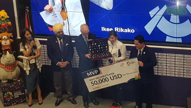 Perenang Jepang, Rikako Ikee, meraih gelar Most Valuable Player (MVP) Asian Games 2018 setelah meraih enam medali emas dan mencetak enam rekor renang. (Bola.com/Zulfirdaus Harahap)