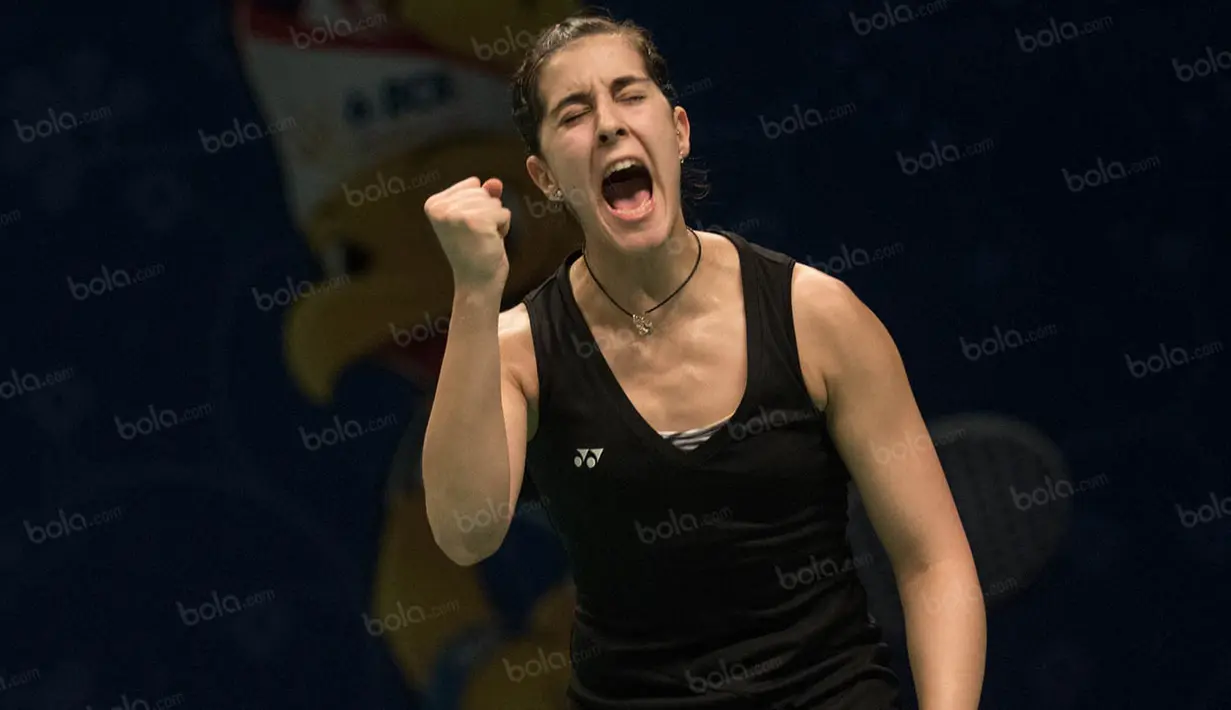 Pebulutangkis tunggal putri Spanyol, Carolina Marin, merayakan keberhasilannya lolos ke babak perempat final BCA Indonesia Open 2016 di Istora Senayan, Jumat (2/6/2016). (Bola.com/Vitalis Yogi Trisna)