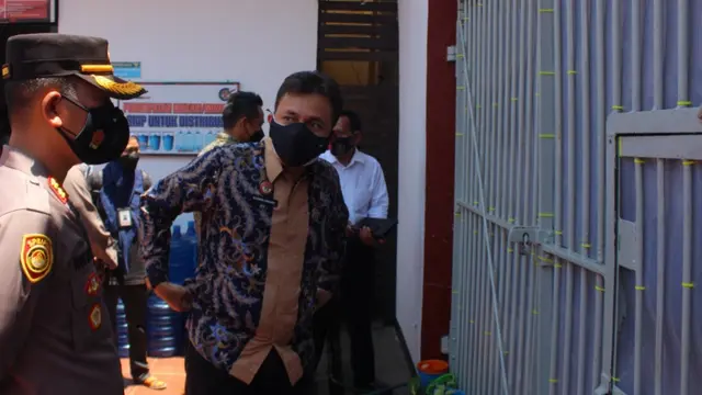 Kapolres Serang Kota, AKBP Maruli Ahiles Hutapea Mengecek Kamar Tahanan. (Kamis, 09/09/2021). (Liputan6.com/Yandhi Deslatama).