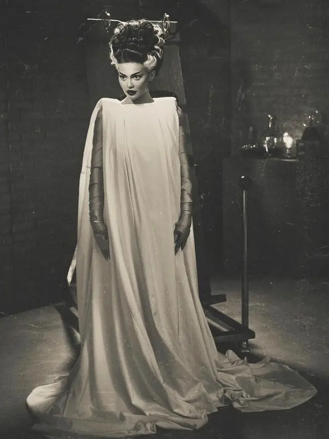 8 Gaya Seleb Dunia Rayakan Halloween Pakai Kostum Unik, Kim Kardashian Jadi Mystique di Film X-Man