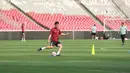 Pemain Timnas Indonesia, Thom Haye, melepaskan tendangan saat sesi latihan resmi di Stadion Utama Gelora Bung Karno (SUGBK), Jakarta, Rabu (5/6/2024). Indonesia akan menghadapi Irak dalam Kualifikasi Piala Dunia 2026. (Bola.com/M Iqbal Ichsan)