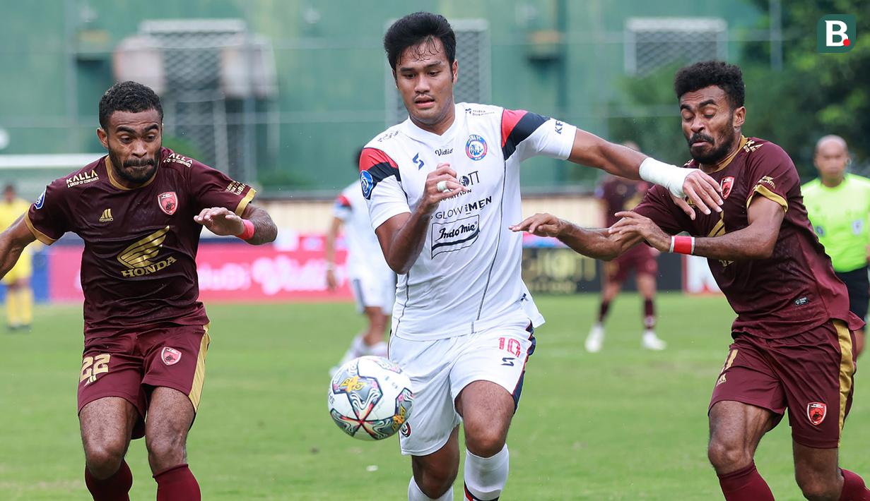 Bermain di Stadion PTIK yang menjadi homebase sementara Arema Malang, Pasukan Singo Edan harus takluk 0-1 dari PSM Makassar dalam laga pekan ke-22 BRI Liga 1 2022/2023, Sabtu (4/2/2023). Satu-satunya gol PSM dicetak oleh Kenzo Nambu pada menit ke-65 dan mengantarkan Juku Eja naik ke posisi kedua klasemen sementara di bawah Persija dengan sama-sama mengemas 44 poin dari 22 laga. Sementara bagi Arema FC, hasil ini menjadi kekalahan kelima beruntun dan membuat posisi mereka tercecer di posisi ke-10 dengan raihan 26 poin dari 20 laga. (Bola.com/M Iqbal Ichsan)