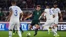 Striker Italia, Ciro Immobile, berusaha melewati bek Yunani, Dimitris Siovas, pada laga Kualifikasi Piala Eropa 2020 di Stadion Olimpico, Roma, Sabtu (12/10). Italia menang 2-1 atas Yunani. (AFP/Alberto Pizzoli)