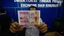 Uang palsu diperlihatkan saat rilis oleh Direktorat Tindak Pidana Ekonomi Khusus Bareskrim Polri, Jakarta, Kamis (7/11). Polisi mendapati barang bukti uang palsu pecahan Rp 100 ribu sebanyak 500 lembar siap edar. (Liputan6.com/Faizal Fanani)