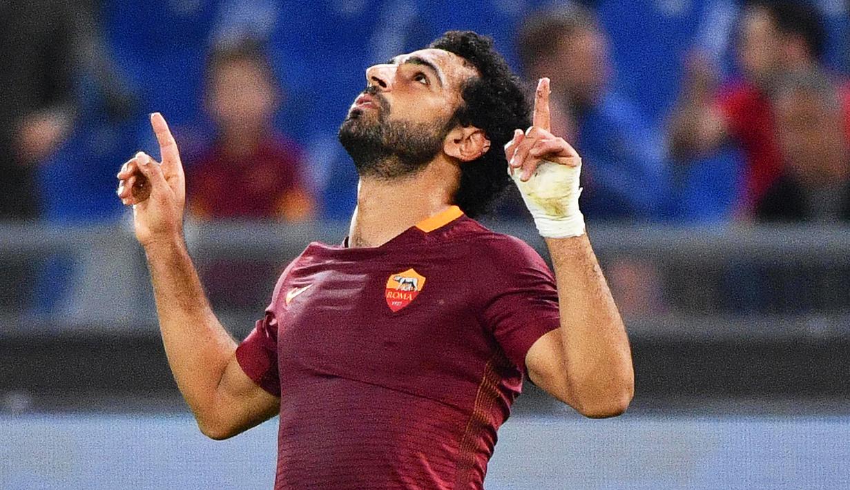 Gelandang AS Roma, Mohamed Salah, melakukan selebrasi usai mencetak gol ke gawang  FC Crotone pada lanjutan Serie A Italia di Stadion Olympic, Roma (21/9/2016). Salah resmi berseragam Liverpool dengan status pemain termahal. (EPA/Ettore Ferrari)