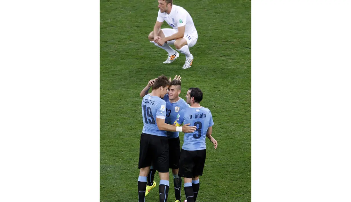 Sebastian Coates (19), Jose Maria Gimenez dan Diego Godin (3) merayakan kemenangan Uruguay atas Inggris 2-1 di babak penyisihan Piala Dunia 2014 Grup D di Stadion Corinthians, Sao Paulo, Brasil, (20/6/2014). (REUTERS/Paulo Whitaker)