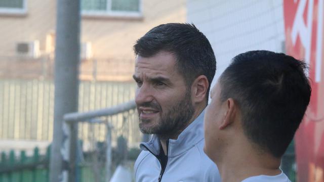 Pelatih Timnas Indonesia, Simon McMenemy, mengamati latihan Timnas Indonesia U-22. (Bola.com/Zulfirdaus Harahap)