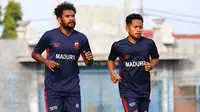 Pemain baru Madura United, Fandry Imbiri (kiri) dan Andik Vermansah. (Bola.com/Aditya Wany)
